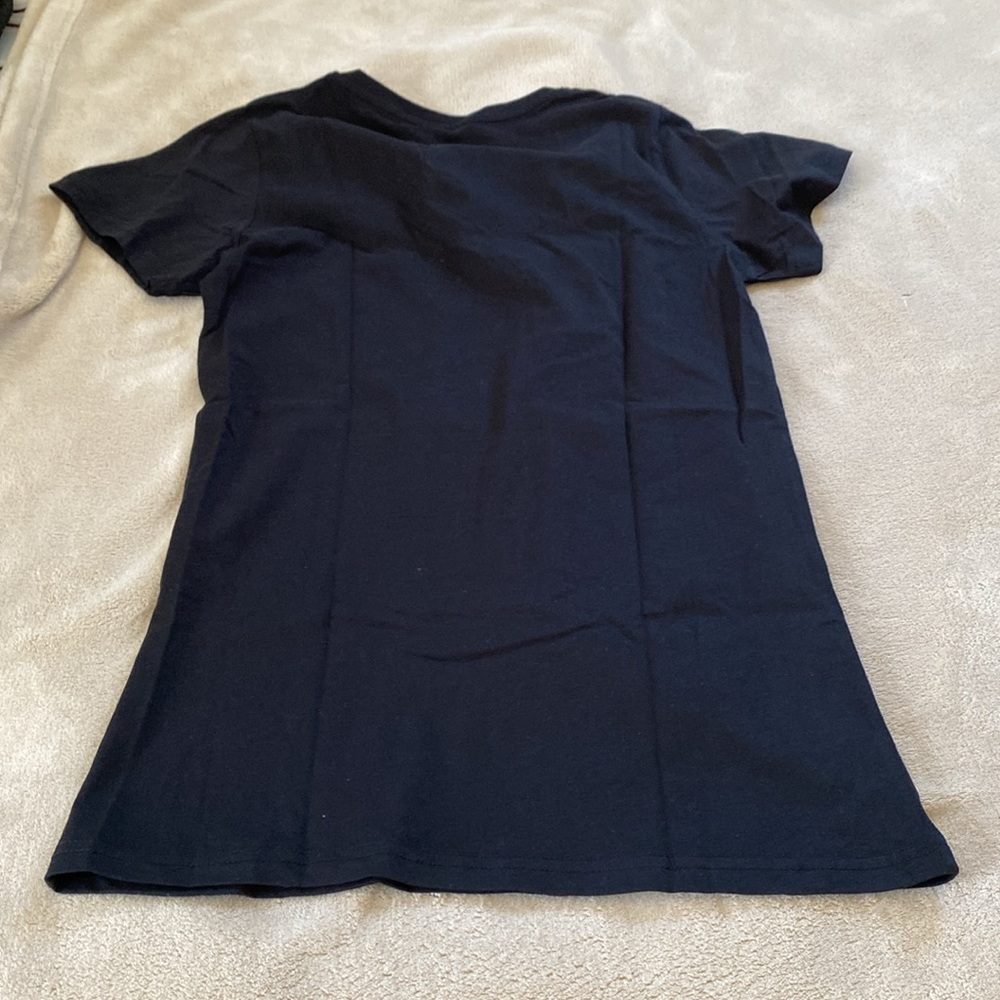 NWOT sz M Cazadores T shirt v-neck 100% cotton in black and white - Picture 3 of 3